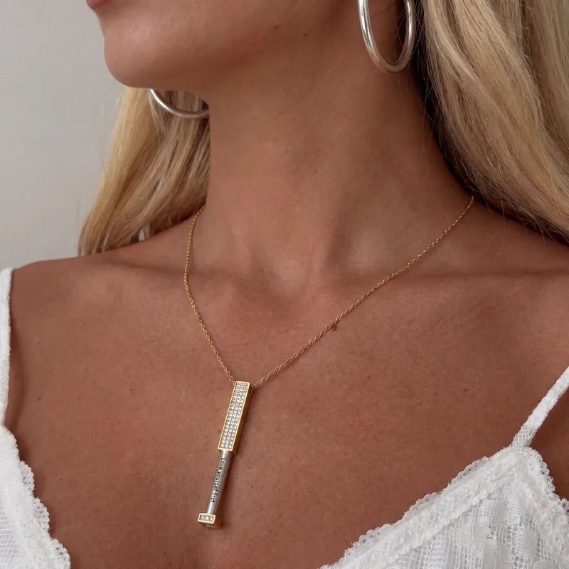 Dolt Meddelande Halsband - Graverad Guldstav