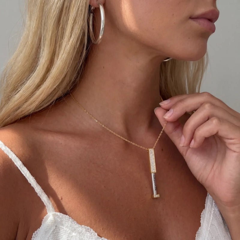 Dolt Meddelande Halsband - Graverad Guldstav