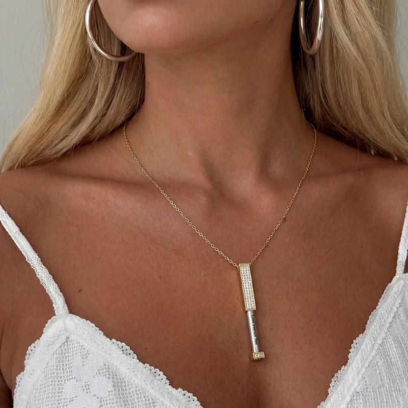 Dolt Meddelande Halsband - Graverad Guldstav